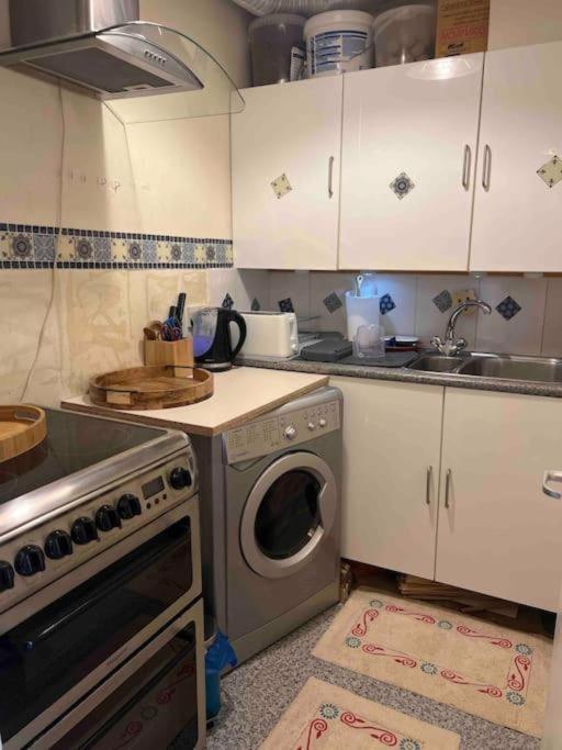 Milton Keynes Central Apartment Flat With Kitchen, Large Bed, Park View & Parking, 1 Minute Walk To Mk City Centre, Shops, Malls, Restaurants & Attractions, 8 Minutes From Hospital Ngoại thất bức ảnh