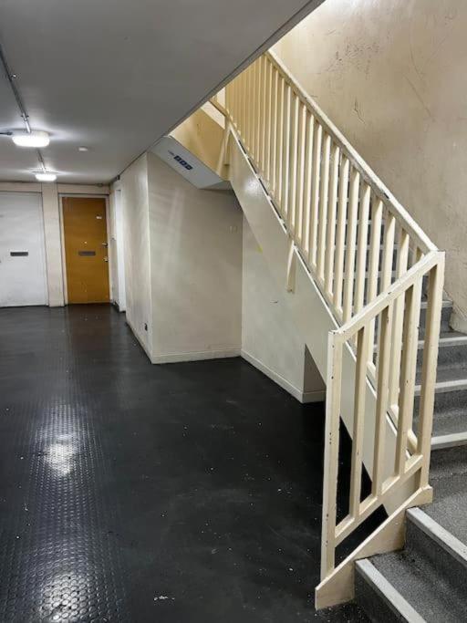 Milton Keynes Central Apartment Flat With Kitchen, Large Bed, Park View & Parking, 1 Minute Walk To Mk City Centre, Shops, Malls, Restaurants & Attractions, 8 Minutes From Hospital Ngoại thất bức ảnh